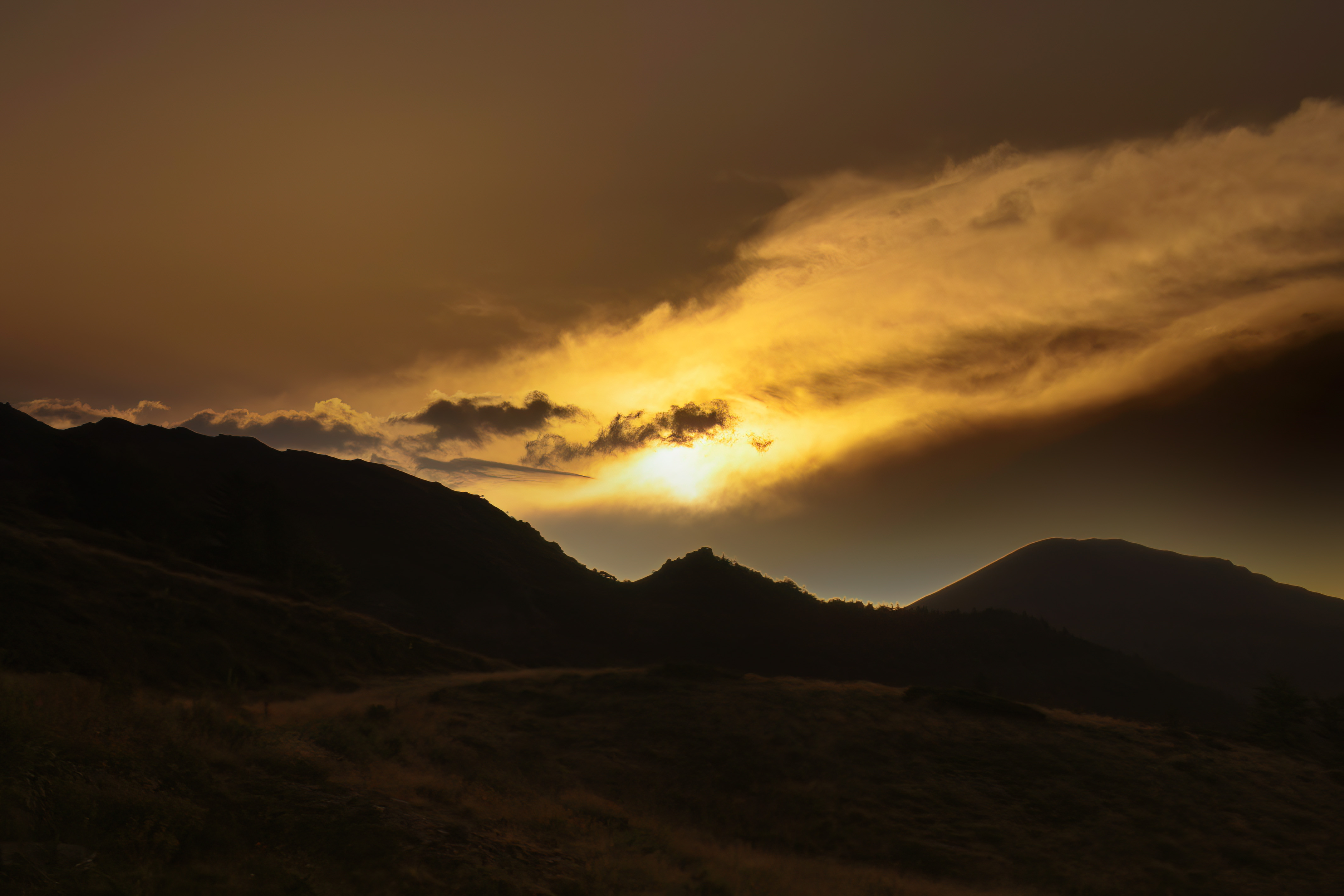 Silhouettes du Tabe ጠ Le Mont Fourcat détaché au crépuscule d'or